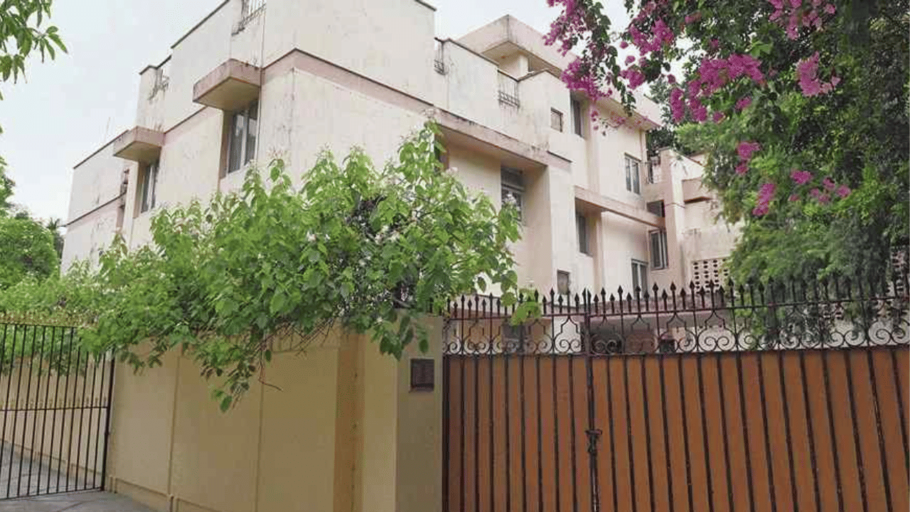 सौरव गांगुली यांचं हे निवासस्थान तब्बल ४८ खोल्यांचं असून, त्याची गणना शहरातील सर्वात प्रतिष्ठित खासगी घरांमध्ये केली जाते. अनेक दशकांचा इतिहास असलेल्या या वास्तूमध्ये गांगुली कुटुंब आजही एकत्र वास्तव्यास आहे.