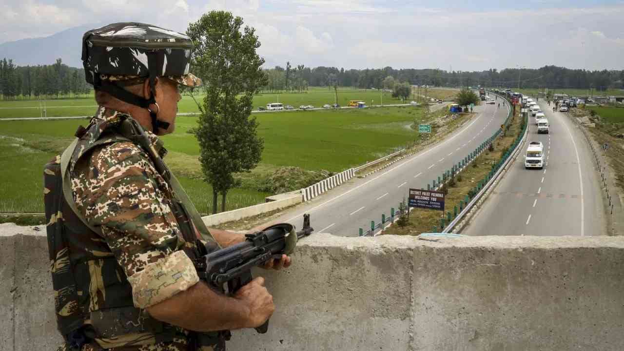 देशातील सर्वात मोठा लांब नॅशनल हायवे NH 44 आहे. जो श्रीनगरवरुन कन्याकुमारीपर्यंत जातो. देशात हाय-वे आणि एक्सप्रेस वे च वेगाने काम सुरु आहे. त्यामुळे लोकांचा प्रवास सोपा होत चालला आहे. (फोटो: PTI)