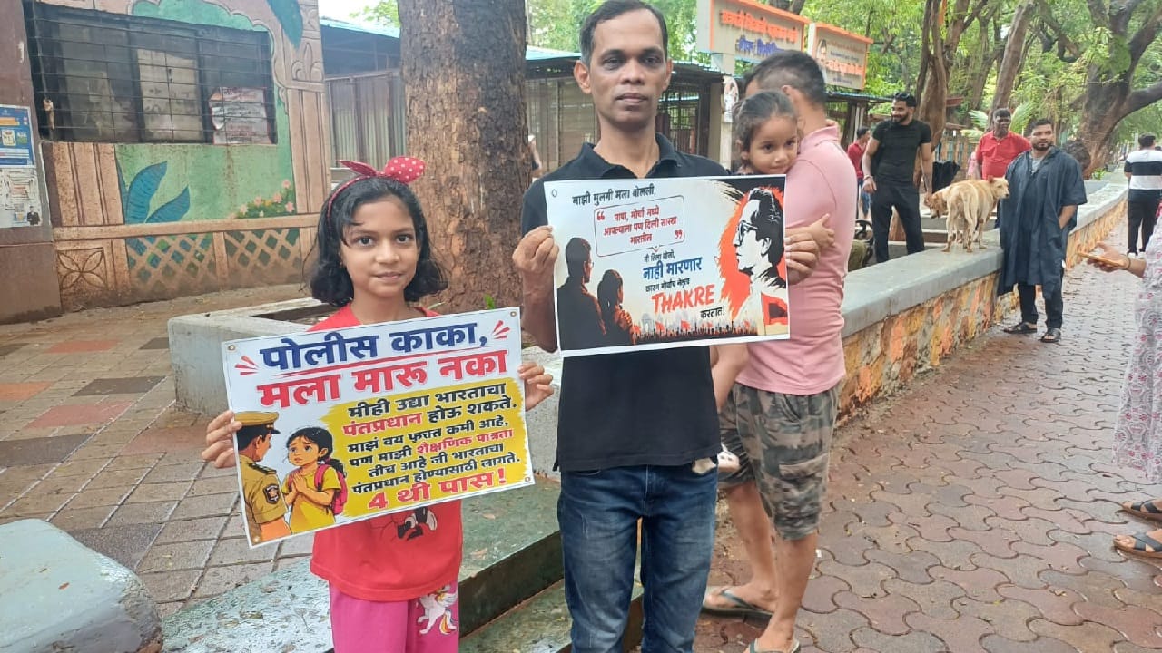 तर चुमिकलीच्या वडिलांनी देखील ठाकरेंवर विश्वास आहे... असं दाखवत एक पोस्ट पोस्ट घेऊन आले,'माझी मुलगी मला बोलली', 'पप्पा, मोर्चा मध्ये आपल्याला दिल्ली सारखं मारतील', मी तिली बोललो, नाही मारणार कारण मोर्चाचं नेतृत्व ठाकरे करत आहेत...
