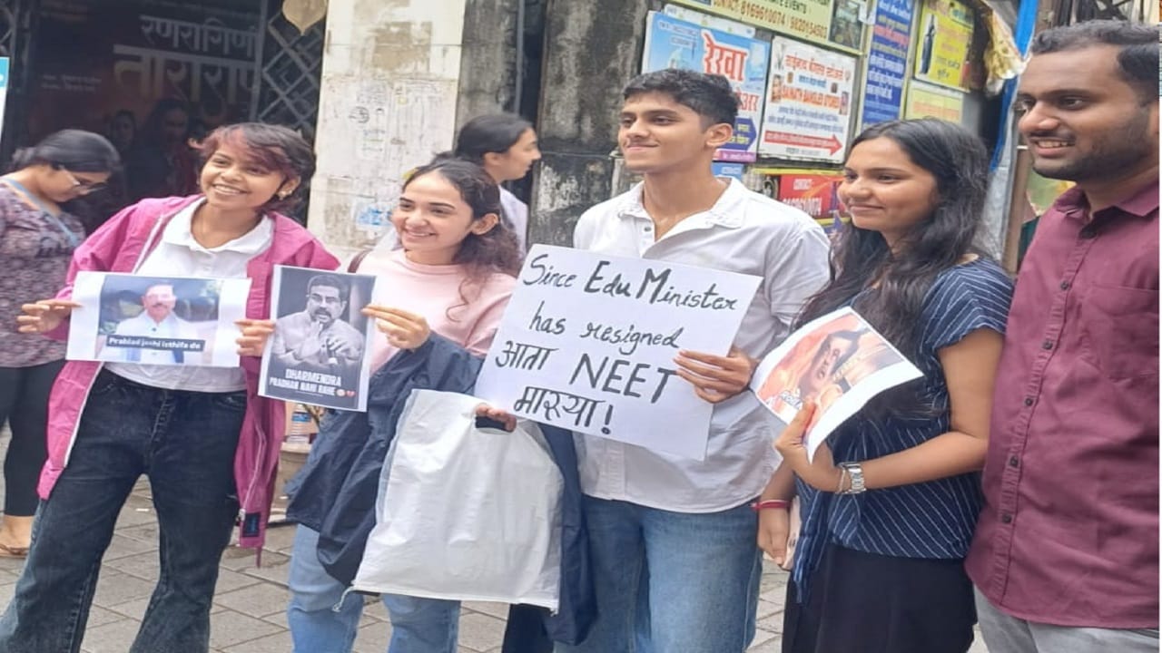 तर धर्मेंद्र प्रधान यांचा देखील यावेळी निषेध करण्यात आला. विद्यार्थी पोस्टरच्या माध्यमातून म्हणतात, 'Since Edu Minster has resigned आता NEET मारूया!' पोस्ट सध्या व्हायरल होत आहे.