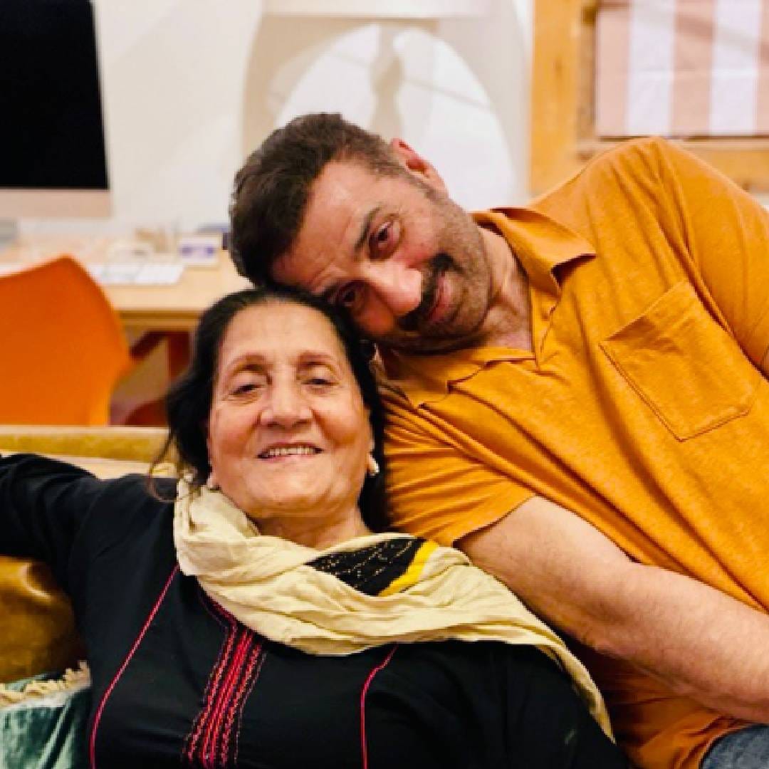 अभिनेता सनी देओलच्या हाती सध्या अनेक प्रोजेक्ट्स आहेत. नुकतंच त्याच्या 'बंटवारा 1947' या चित्रपटाचा ट्रेलर प्रदर्शित झाला. यासोबतच नितेश तिवारी दिग्दर्शित 'रामायण' या चित्रपटात तो हनुमानाच्या भूमिकेत दिसणार आहे. ओटीटीवरील त्याचा 'इक्का' हा चित्रपटसुद्धा चर्चेत राहिला. एकापाठोपाठ प्रोजेक्ट करत असतानाच सनी देओलच्या संपत्तीकडे चाहत्यांचं लक्ष वेधलं गेलंय.