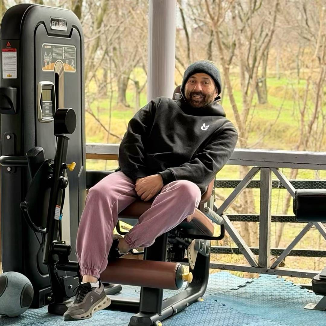 देओल कुटुंबाच्या मालकीचं लोणावळ्यात सुमारे 100 एकरवर पसरलेलं एक विस्तीर्ण फार्महाऊस आहे. मुंबईपासून अवघ्या काही तासांच्या अंतरावर असलेल्या या फार्महाऊसवर दिवंगत अभिनेते धर्मेंद्र यांनी लॉकडाऊनदरम्यान बराच वेळ घालवला होता. हे फार्महाऊस एका धबधब्याजवळ असून तिथे विस्तीर्ण मोकळी जागा आहे. धर्मेंद्र यांच्या अॅक्वा थेरपीसाठी तिथे एक गरम पाण्याचा आऊटडोअर स्विमिंग पूलही बांधण्यात आला होता. भारताशिवाय परदेशातील सनी देओलची संपत्ती आहे. युनायटेड किंग्डममध्ये त्याचं एक घर असल्याचं कळतंय. 
