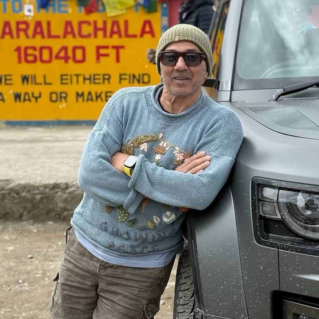 मनालीमध्ये सनी देओलचं एक हॉलिडे होम असल्याचं समजतंय. पर्वतरांगांच्या कुशीत वसलेला हा व्हिला हिरवाईने आणि निसर्गरम्य परिसराने वेढलेला आहे. मुंबईच्या गजबजाटापासून दूर निवांतपणे सुट्ट्यांचा आनंद घेण्यासाठी हे हॉलिडे होम डिझाइन करण्यात आलं आहे. ही जागा एका खाजगी निवांत ठिकाणी असल्याचं मानलं जातं, जिथे देओल कुटुंब प्रसिद्धीच्या झोतापासून दूर आराम करू शकते. 
