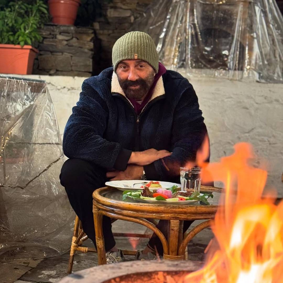 2023 मध्ये 'गदर 2' सुपरहिट झाल्यापासून सनी देओलच्या संपत्ती बरीच वाढ झाली आहे. मिळालेल्या माहितीनुसार, सनी देओल मुंबईतील सर्वांत प्रतिष्ठित निवासी भागांपैकी एक असलेल्या मलबार हिल परिसरातील एका आलिशान बंगल्याचा मालक आहे. यात प्रायव्हेट थिएटर, जिम, स्विमिंग पूल, हेलिपॅड अशा सर्व सुविधा उपलब्ध आहेत. या बंगल्यात एकावेळी जवळपास 50 पाहुणे आरामात राहू शकतात. 
