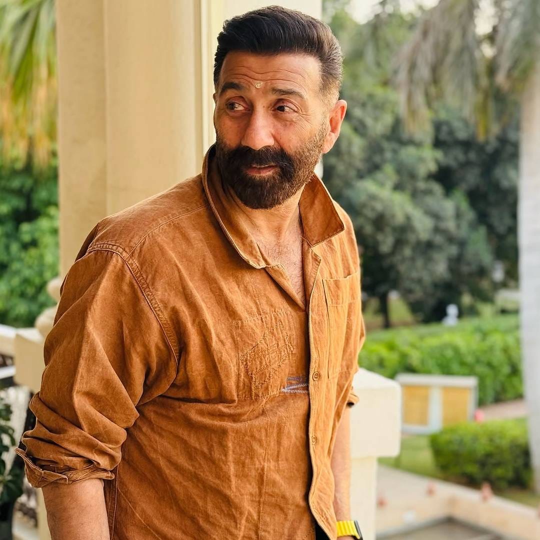 देओल कुटुंबाच्या जुहू इथल्या 'धर्मेंद्र हाऊस'शीही सनी देओलचं नाव जोडलं जातं. देओल कुटुंबीय गेल्या अनेक वर्षांपासून याच घरात राहत आहेत. या निवासस्थानाचं आजचं मूल्य हे 55 ते 60 कोटी रुपयांदरम्यान असल्याचा अंदाज आहे. या घरात आधुनिक सुखसोयी आणि पारंपरिक इंटेरिअर यांचा सुरेख संगम आढळतो. 
