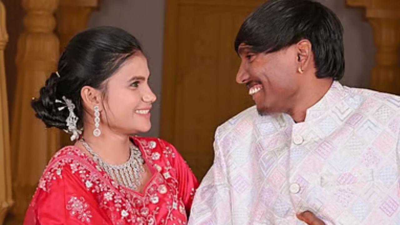 सूरज चव्हाण बिग बॉस मराठीच्या सिझनमध्ये एक जोडी कपडे आणि तुटलेली चप्पल घेऊन दाखल झाला होता.आता त्याला मोठी प्रसिद्धी मिळाली आहे. लोकांनी त्याला प्रचंड प्रेम दिले.