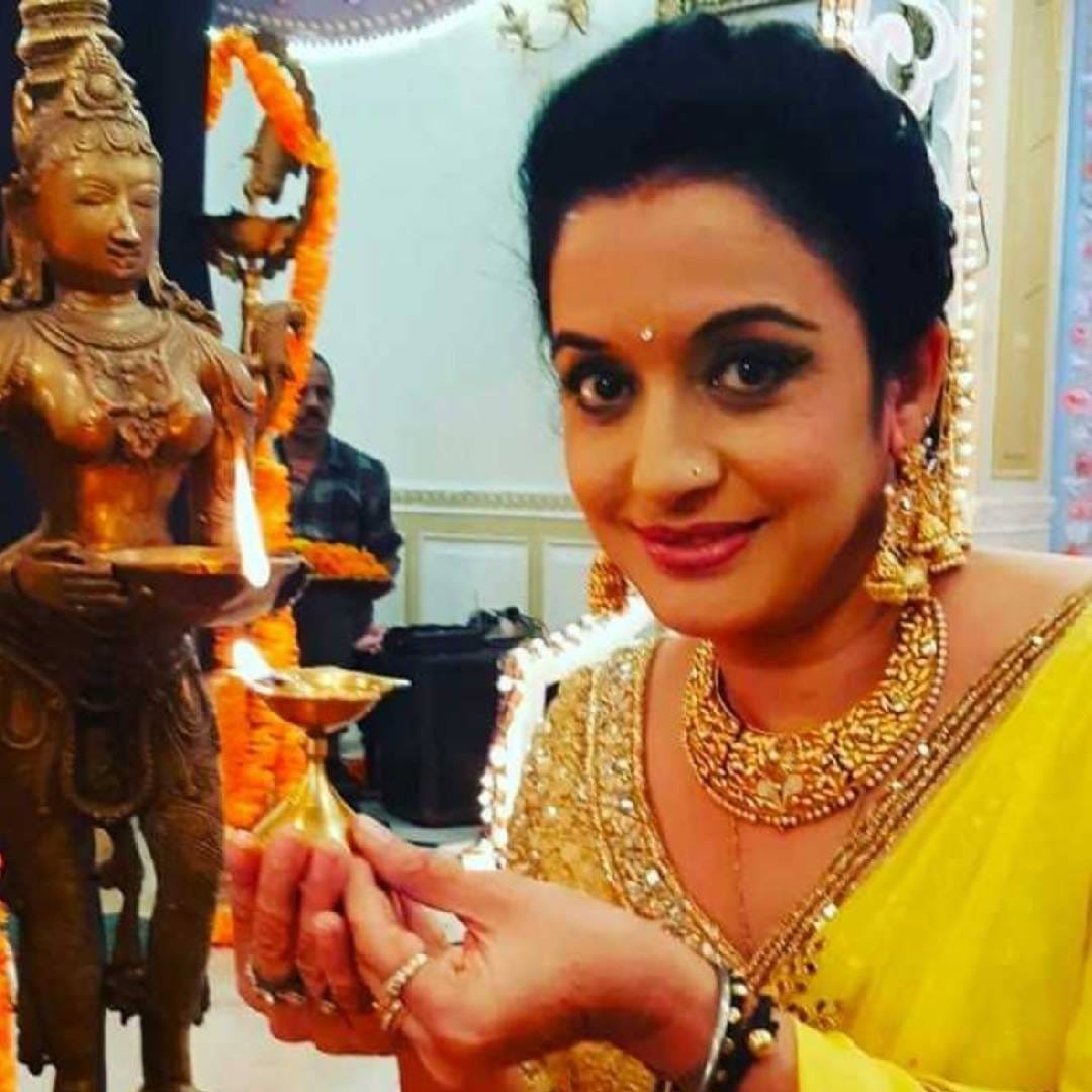 "हळूहळू जेव्हा मी मोठी होत गेली, तेव्हा माझे विचार लोकांना कळू लागले. आपल्या भारतात, समाजात कसेही विचार असले तरी माझ्या घरात मला खूप स्वातंत्र्य मिळालं. त्यामुळे मला नेहमीच हे वाटत होतं की, मी जिथे कुठे जाईन, तिथे मला इतकं स्वातंत्र्य मिळणार नाही", असं तिने पुढे सांगितलं.