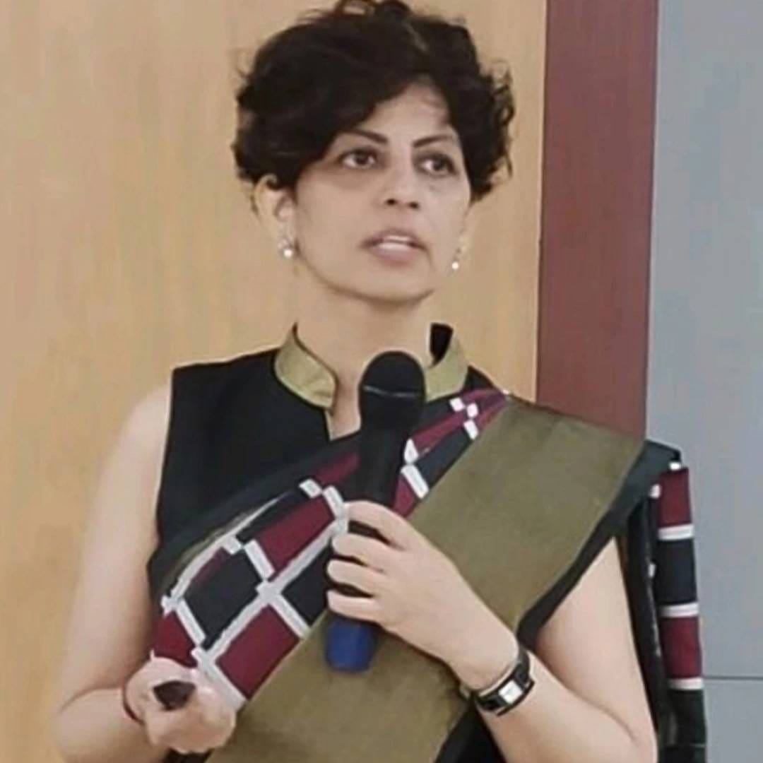 शैलेश यांच्याप्रमाणे त्यांची पत्नी स्वाती लोढा या अभिनयक्षेत्रात काम करत नाहीत. त्या प्रसिद्ध मॅनेजमेंट एक्सपर्ट, मोटिव्हेशनल स्पीकर आणि लेखिका आहेत. आपल्या दमदार व्यक्तिमत्त्वासाठी त्या ओळखल्या जातात. त्यांनी महिला सक्षमीकरण, पालकत्व, व्यक्तिमत्त्व विकास यांसारख्या विषयांवर पुस्तकं लिहिली आहेत.