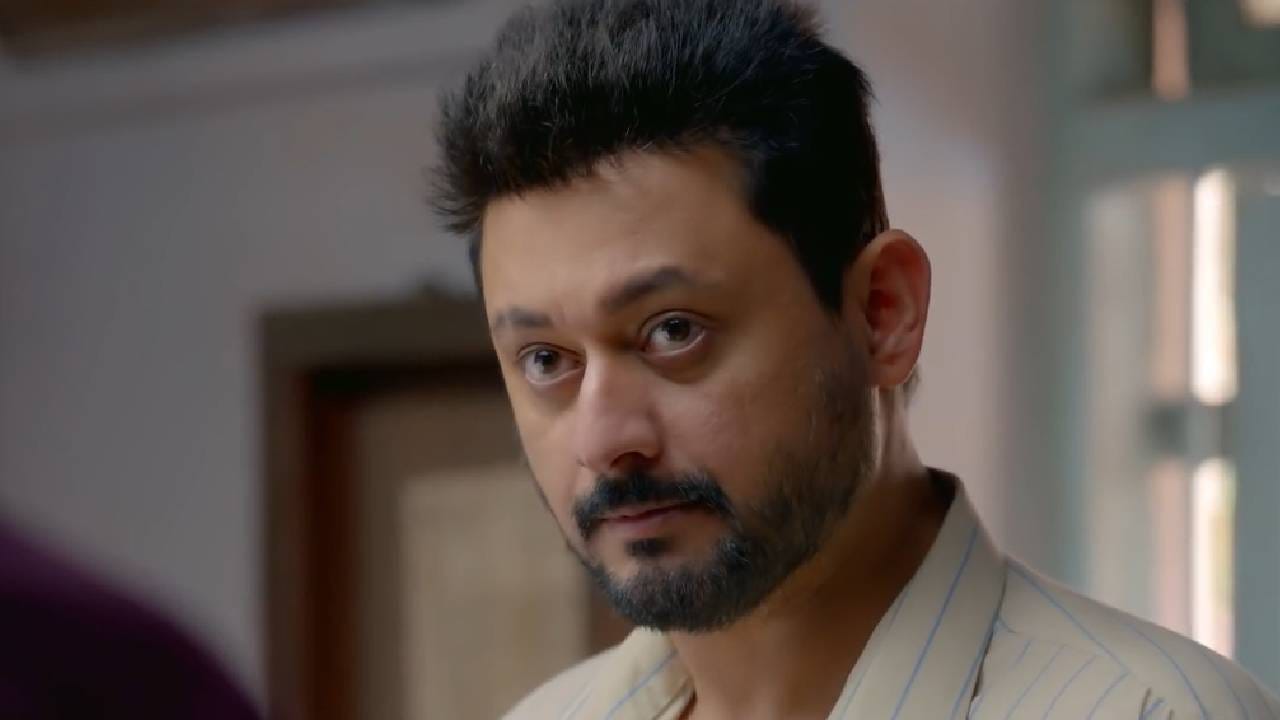 या वेब सीरिजचं नाव आहे 'समांतर'. मार्च 2020 मध्ये याचा पहिला आणि जुलै 2021 मध्ये याचा दुसरा सिझन प्रेक्षकांच्या भेटीला आला होता. मराठी सायकोलॉजिकल थ्रिलर सीरिजचे हे दोन्ही सिझन तुम्ही अॅमेझॉन एम एक्स प्लेयर या ओटीटीवर पाहू शकता. आयएमडीबीवर या सीरिजला दहापैकी 8.2 अशी दमदार रेटिंग मिळाली आहे.