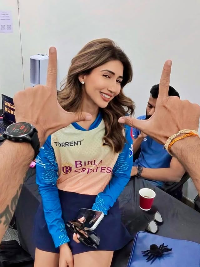 ही मिस्ट्री गर्ल नेमकी कोण आहे, याबाबत विचारले जात आहे. शुबमन गिलसोबत उभी असलेली ही मिस्ट्री गर्लचे नाव तनवी शाह असे आहे. तनवी शाह ही एक प्रोफेशनल टेनिस खेळाडू आहे.