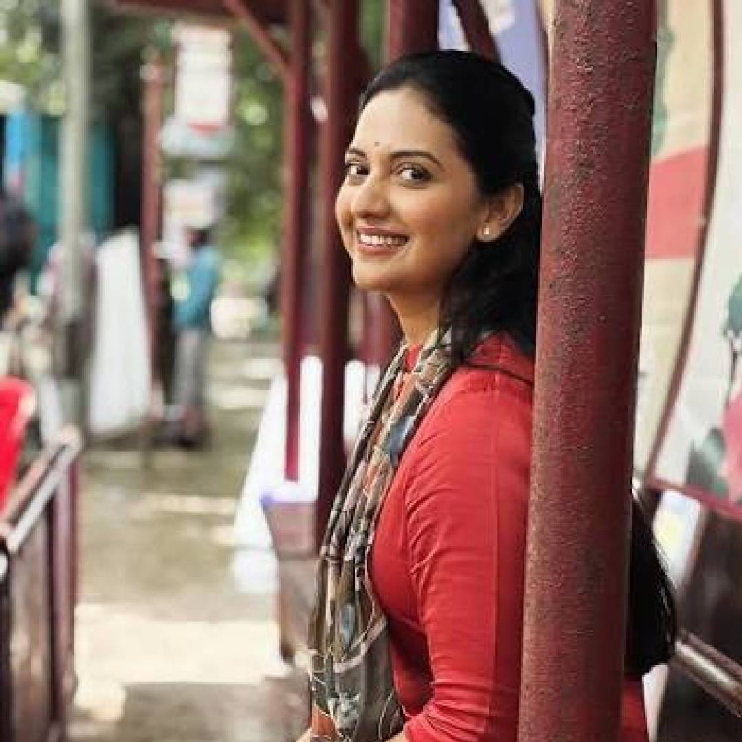 या प्रश्नाचं उत्तर देताना तेजश्री म्हणाली, "समोरची व्यक्ती कशी आहे, त्यावर हे सगळं अवलंबून आहे. जिथे बोलून शब्द वाया जाणार असतील, तर अशा ठिकाणी मौन बाळगणंच हुशारीचं असतं. पण हे आपल्याला आधी कळावं लागतं. तरच आपण तसं ठरवू शकतो. खरंतर मी रोखठोक बोलणारी आहे. त्यामुळे जिथे मला आवश्यक वाटतं, तिथे मी आवर्जून बोलते."
