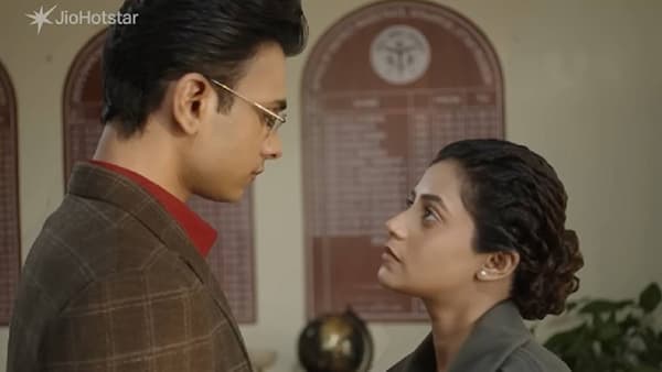आदित्य धर दिग्दर्शित आणि रणवीर सिंहची मुख्य भूमिका असलेला 'धुरंधर : द रिव्हेंज' या चित्रपटाने थिएटरमध्ये अक्षरश: धुमाकूळ घातला होता. ओटीटी प्लॅटफॉर्मवरही या चित्रपटाची जबरदस्त क्रेझ पहायला मिळाली होती. फक्त एका आठवड्यात 'धुरंधर 2'ला 50 दशलक्षांहून अधिक व्ह्यूज मिळाले होते. आता ओटीटीवर अशीच एक दमदार वेब सीरिज प्रेक्षकांच्या भेटीला आली आहे.
