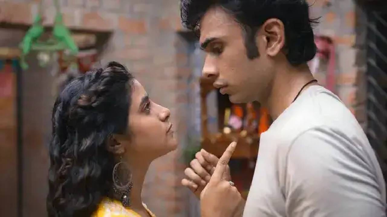 या वेब सीरिजने एका आठवड्यातच ट्रेंडिंग यादीत पहिलं स्थान मिळवलं आहे. या वेब सीरिजचे एकूण वीस एपिसोड्स आहेत. आपल्या पतीची राख गोळा करणाऱ्या एका महिलेची कथा यामध्ये दाखवण्यात आली आहे. तिचा पूर्वाश्रमीचा प्रियकर कुलदीप, जो सीतापूरमध्ये जिल्हाधिकारी म्हणून कार्यरत होता, त्यानेच तिच्या वडिलांची आणि पतीची हत्या केली होती. यामुळे दोघांमध्ये पराकोटीचा द्वेष निर्माण होतो.