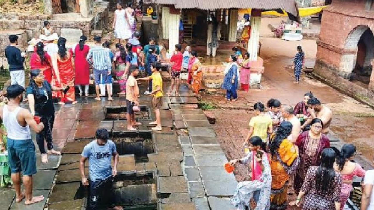 याशिवाय रत्नागिरीजवळील तीर्थ गंगा हे शांत आणि पवित्र ठिकाण कुटुंबासोबत वेळ घालवण्यासाठी उत्तम मानले जाते. नदीकाठचे निसर्गसौंदर्य आणि प्रसन्न वातावरण पर्यटकांना आकर्षित करते.
