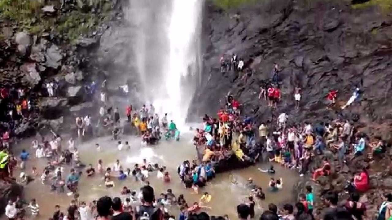 या ठिकाणी जाण्यासाठी तुम्हाला ना जास्त खर्च येतो ना तुम्हाला जास्त वेळ प्रवास करावा लागत नाही. हे ठिकाण म्हणजे टिटवाळ्याजवळी वाघेरा पाडा धबधबा.