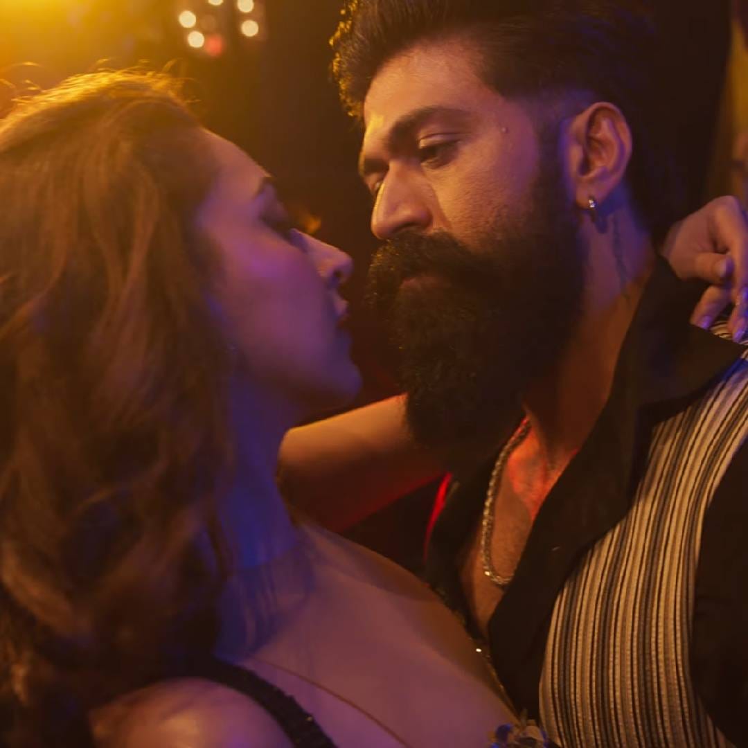 'केजीएफ' फेम यशचा 'टॉक्सिक' हा चित्रपट गेल्या काही महिन्यांपासून सतत चर्चेत आहे. नुकतंच या चित्रपटातील पहिलं गाणं सोशल मीडियावर प्रदर्शित करण्यात आलं आहे. 'तबाही' असं या गाण्याचं नाव असून 4 मिनिट 28 सेकंदांच्या या गाण्यात कियारा अडवाणी आणि यश यांच्यात जबरदस्त केमिस्ट्री पहायला मिळतेय.