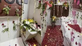 धावत्या ट्रेनमध्ये हनिमूनची तयारी,एसी कोच सजवला.. रेल्वेची झोपच उडाली.