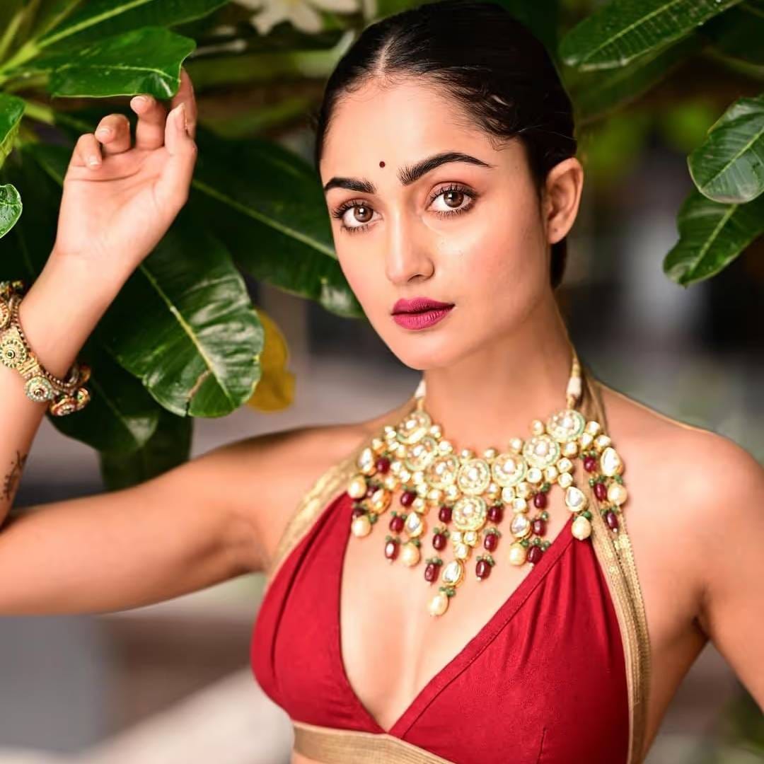 बॉबी देओलसोबत इंटिमेट सीन्स देऊन चर्चेत आलेल्या त्रिधा चौधरीला वैयक्तिक आयुष्यात मात्र मोठं नुकसान झेलावं लागलं. सीरिजमधील या भूमिकेमुळे तिचं तिच्या बॉयफ्रेंडसोबत ब्रेकअप झालं होतं. नुकत्याच दिलेल्या एका मुलाखतीत त्रिधा याविषयी मोकळेपणे व्यक्त झाली आहे. 
