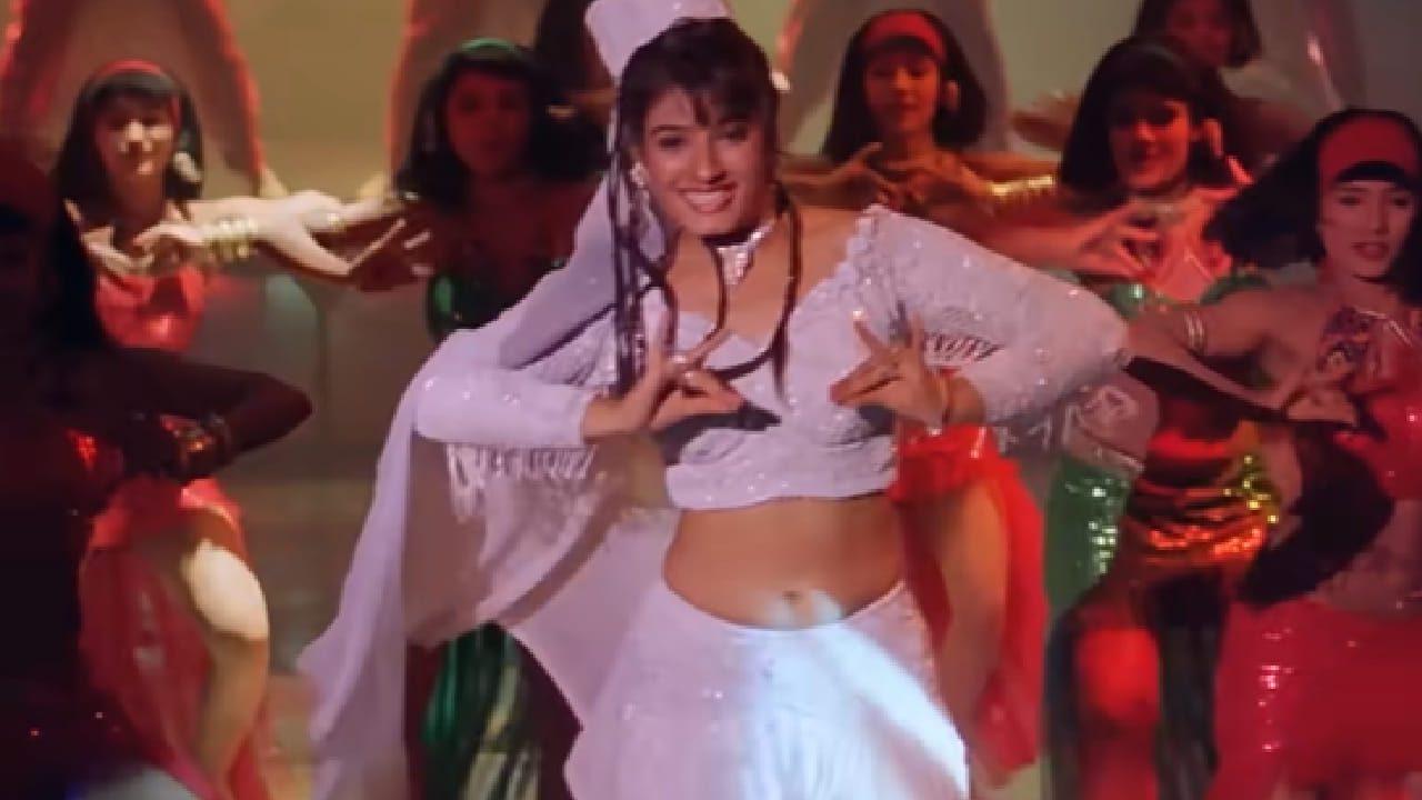 1994 मध्ये प्रदर्शित झालेल्या ‘मोहरा’ चित्रपटातील हे गाणे प्रचंड गाजले होते. या चित्रपटात अक्षय कुमार आणि रवीना टंडन यांची जोडी झळकली होती. पुढे 2017 मध्ये प्रदर्शित झालेल्या ‘मशीन’ चित्रपटात या गाण्याचा रिमेक करण्यात आला. 