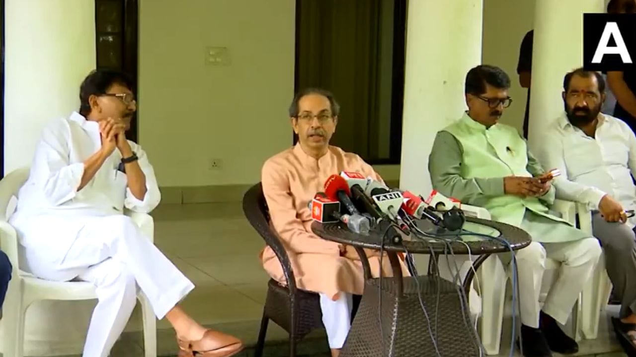 यांच्या डोक्यातील हवा काढायला जनतेला वेळ लागणार नाही; उद्धव ठाकरे यांचा इशारा यांच्या डोक्यातील हवा काढायला जनतेला वेळ लागणार नाही; उद्धव ठाकरे यांचा इशारा