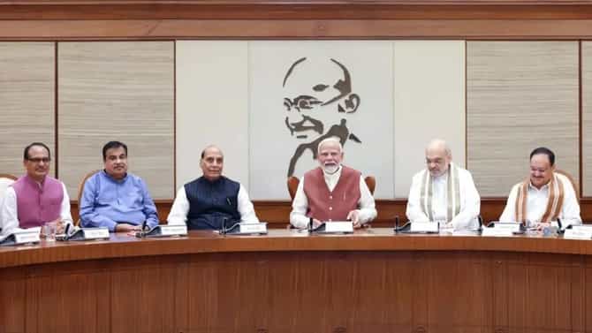 सर्वात मोठी बातमी! महाराष्ट्राच्या वाट्याला थेट अर्थमंत्रिपद? गडकरी-फडणवीस नव्हे, या नेत्याचे नाव आघाडीवर
