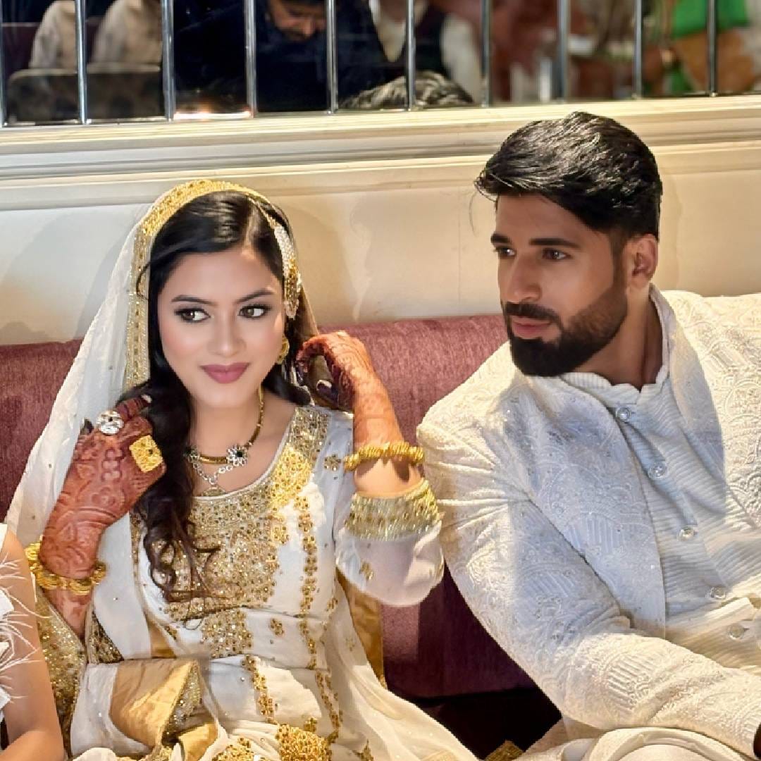 निधाच्या इन्स्टाग्राम अकाऊंटवर आतापर्यंत 154 पोस्ट असून तिचे 1139 जण फॉलोअर्स आहेत. तर निधा स्वत: 264 लोकांना इन्स्टावर फॉलो करते. निधाच्या बायोमध्ये उर्दूमध्ये लिहिलंय, 'देवाचे आभार, सर्व काही ठीक आहे.' यामध्ये तिने तिची राशी वृषभ असल्याचंही लिहिलं आहे. केवळ इन्स्टाग्रामच नाही तर निधाचं फेसबुक अकाऊंटसुद्धा प्रायव्हेट आहे.