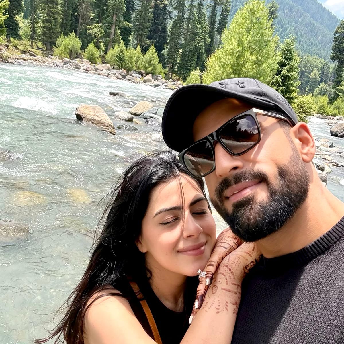 सोशल मीडियावर बऱ्यापैकी सक्रिय असलेल्या मोहसिनने पत्नीसोबतच रोमँटिक फोटो शेअर केले आहेत. पर्वतरांगा आणि दऱ्याखोऱ्यांच्या नैसर्गिक ठिकाणी हे दोघं फिरायला गेले आहेत. मोहसिन हा काश्मिरमधील बिझनेसमन आहे. त्याचसोबत तो मॉडेलसुद्धा आहे.