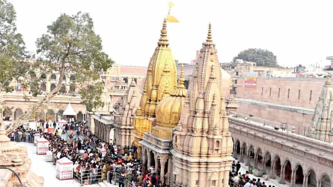 प्रसिद्ध मंदिरात जवानाच्या रायफलमधून चुकून गोळी सुटली; भाविकांची एकच धावाधाव