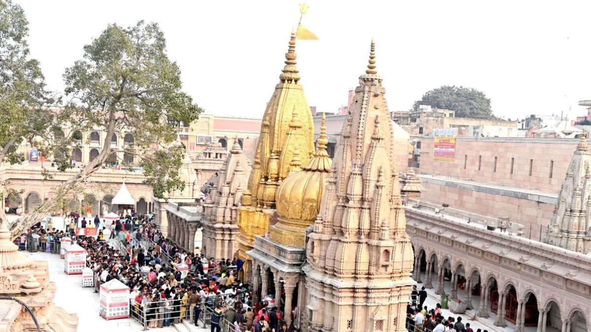 प्रसिद्ध मंदिरात जवानाच्या रायफलमधून चुकून गोळी सुटली; भाविकांची एकच धावाधाव प्रसिद्ध मंदिरात जवानाच्या रायफलमधून चुकून गोळी सुटली; भाविकांची एकच धावाधाव