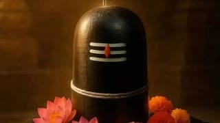 Vastu Shastra : श्रावण सुरू होण्यापूर्वी घरातून बाहेर काढा या वस्तू, नकारात्मक ऊर्जा होईल दूर