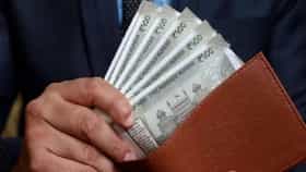 पर्समध्ये कधीच ठेवू नका या गोष्टी, अन्यथा आयुष्यभर जवळ राहणार नाही पैस.