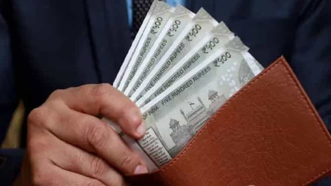 Vastu Tips : पर्समध्ये कधीच ठेवू नका या गोष्टी, अन्यथा आयुष्यभर जवळ राहणार नाही पैसा!