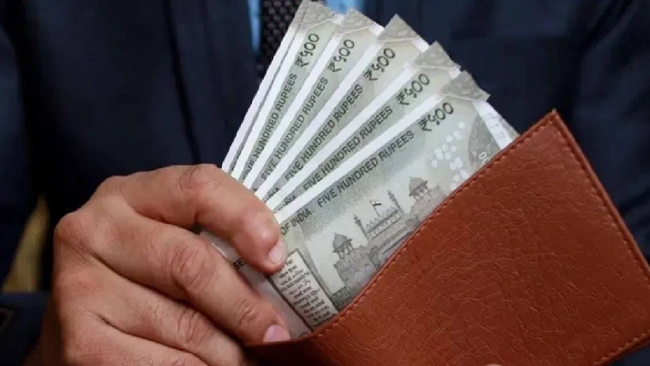 Vastu Tips : पर्समध्ये कधीच ठेवू नका या गोष्टी, अन्यथा आयुष्यभर जवळ राहणार नाही पैसा! Vastu Tips : पर्समध्ये कधीच ठेवू नका या गोष्टी, अन्यथा आयुष्यभर जवळ राहणार नाही पैसा!