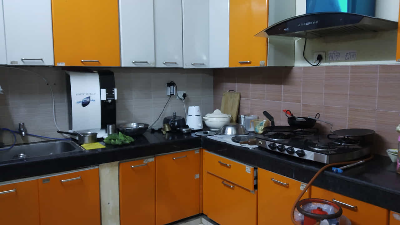 वास्तुशास्त्र आणि ज्योतिषशास्त्रानुसार स्वयंपाकघरातील काही महत्त्वाच्या वस्तूंचा संबंध विविध ग्रहांशी जोडला जातो. त्यामुळे पीठ, हळद, मीठ, तांदूळ आणि मोहरीचे तेल या वस्तूंचे डबे पूर्णपणे रिकामे होणे शुभ मानले जात नाही. अशा वेळी घरात आर्थिक अडचणी, नकारात्मक ऊर्जा आणि कामांमध्ये अडथळे निर्माण होण्याची शक्यता असल्याची धारणा आहे.