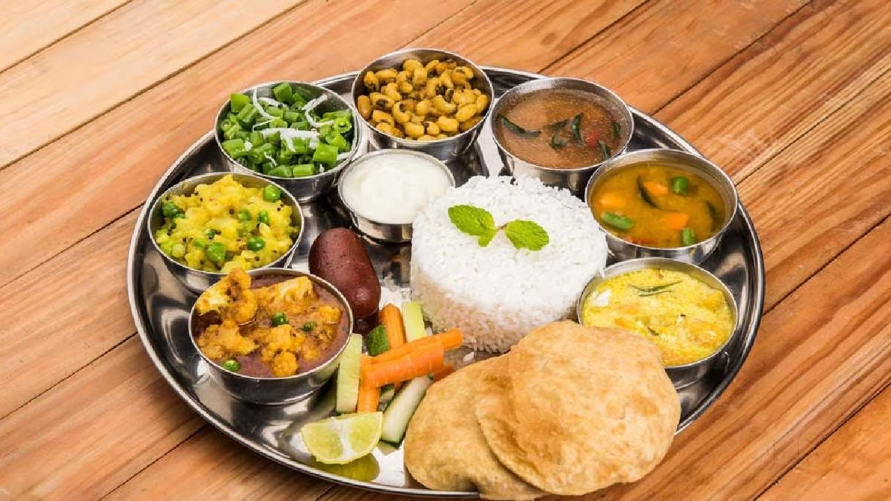 अनुदान रद्द केल्यानंतर संसद कॅन्टीनमधील खाद्यपदार्थांसाठी नवीन दर निश्चित करण्यात आले आहेत. आता रोटी 3 रुपयांना मिळणार आहे. इतर पदार्थांच्या किंमतीतही लक्षणीय वाढ झाली आहे. शाकाहारी लंच बुफेची किंमत आता 500 रुपये तर मांसाहारी लंच बुफेची किंमत 700 रुपये झाली आहे. मटण बिर्याणीची किंमतही 150 रुपये झाली आहे. तर चिकन बिर्याणी 100 रुपयांना मिळत आहे. 
