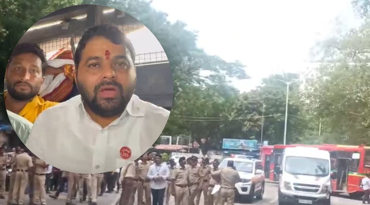 विधानभवनाबाहेर मोठा राडा; कर्जमाफीवरून शेतकरी संघटना आक्रमक, रस्त्यावर कापूस फेकला विधानभवनाबाहेर मोठा राडा; कर्जमाफीवरून शेतकरी संघटना आक्रमक, रस्त्यावर कापूस फेकला