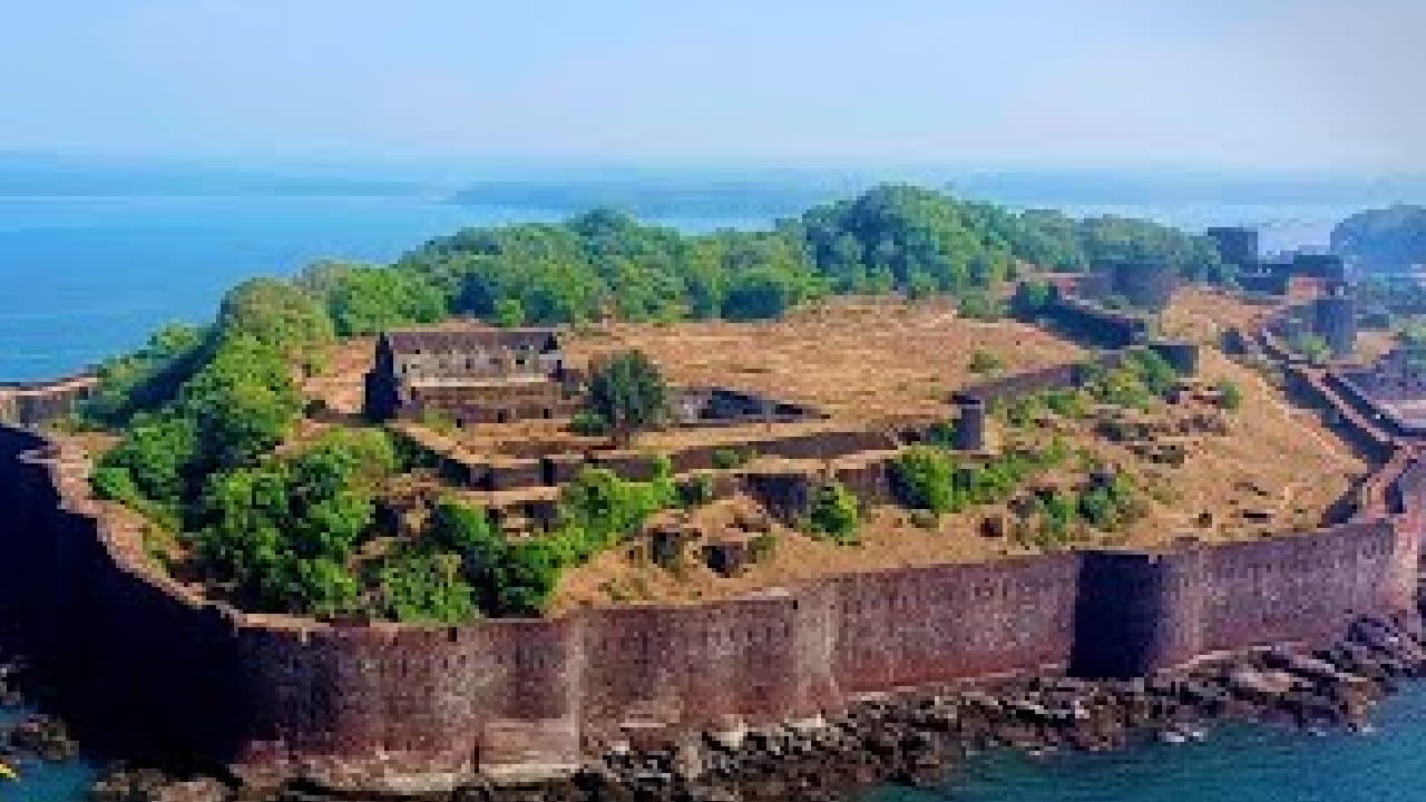 इतिहासप्रेमींसाठी विजयदुर्ग किल्ला हा खास आकर्षणाचा विषय आहे. समुद्रकिनारी उभारलेला हा भव्य किल्ला मराठ्यांच्या वैभवाची साक्ष देतो. येथून दिसणारे अथांग समुद्राचे विहंगम दृश्य पर्यटकांना मंत्रमुग्ध करते.