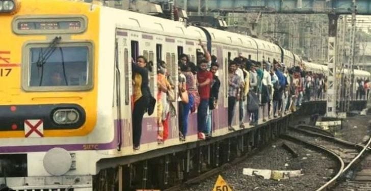 Virar Local Train : सध्या मुंबई आणि उपनगरात तुफान पाऊस झाला आहे. या पावसामुळे मुंबई शहर तसेच उपनगराची दाणादाण उडाली आहे. त्यामुळे मुंबईची जीवनवाहिनी समजल्या जाणाऱ्या लोकलचे वेळापत्रक कोलमडले आहे.