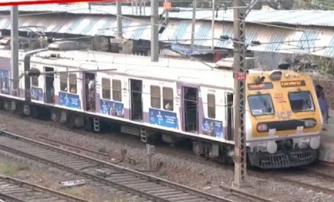 मिळालेल्या माहितीनुसार चर्चगेटवरून विरारकडे येणाऱ्या लोकलवसई पर्यंतच सुरू आहेत. त्यामुळे विरारला जाणाऱ्या चाकरमान्यांची चांगलीच पंचाईत झाली आहे. वसई, नालासोपारा स्टेशनमध्ये ट्रॅकवर पाणी साचले आहे.