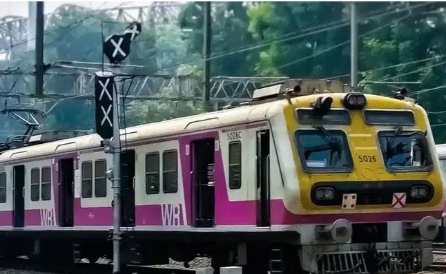 ट्रॅकवरच पाणी साचल्याने वसई ते विरार लोकलसेवा ठप्प झाली आहे. विरार ते डाहाणू लोकल सेवा अर्धा ते पाऊण तासाच्या फरकाने उशिराने सुरु आहेत. लांब पल्याच्या एक्स्प्रेस धीम्या गतीने सुरू आहेत.