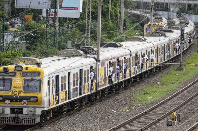 दरम्यान, वसई, विरार लोकल ट्रेन ठप्प पडल्याने ही बाब लक्षात घेऊन प्रवासाचा निर्णय घ्यावा. तसेच लोकलचे अपडेटेड वेळापत्रक समोर ठेवूनच प्रवास करावा, असे आवाहन करण्यात आले आहे.
