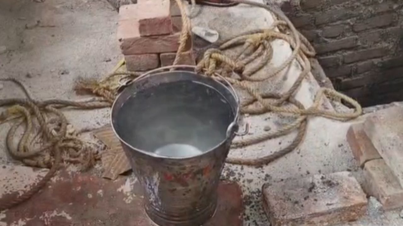 अचानक विहिरीतून यायला लागलं गरम पाणी, अकोल्यात भीतीचे वातावरण; नेमकं काय घडलं? अचानक विहिरीतून यायला लागलं गरम पाणी, अकोल्यात भीतीचे वातावरण; नेमकं काय घडलं?