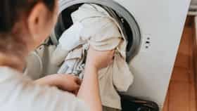 रात्रीच्या वेळेस कपडे धुणे चांगले की नाही? काय होतो परिणाम?.