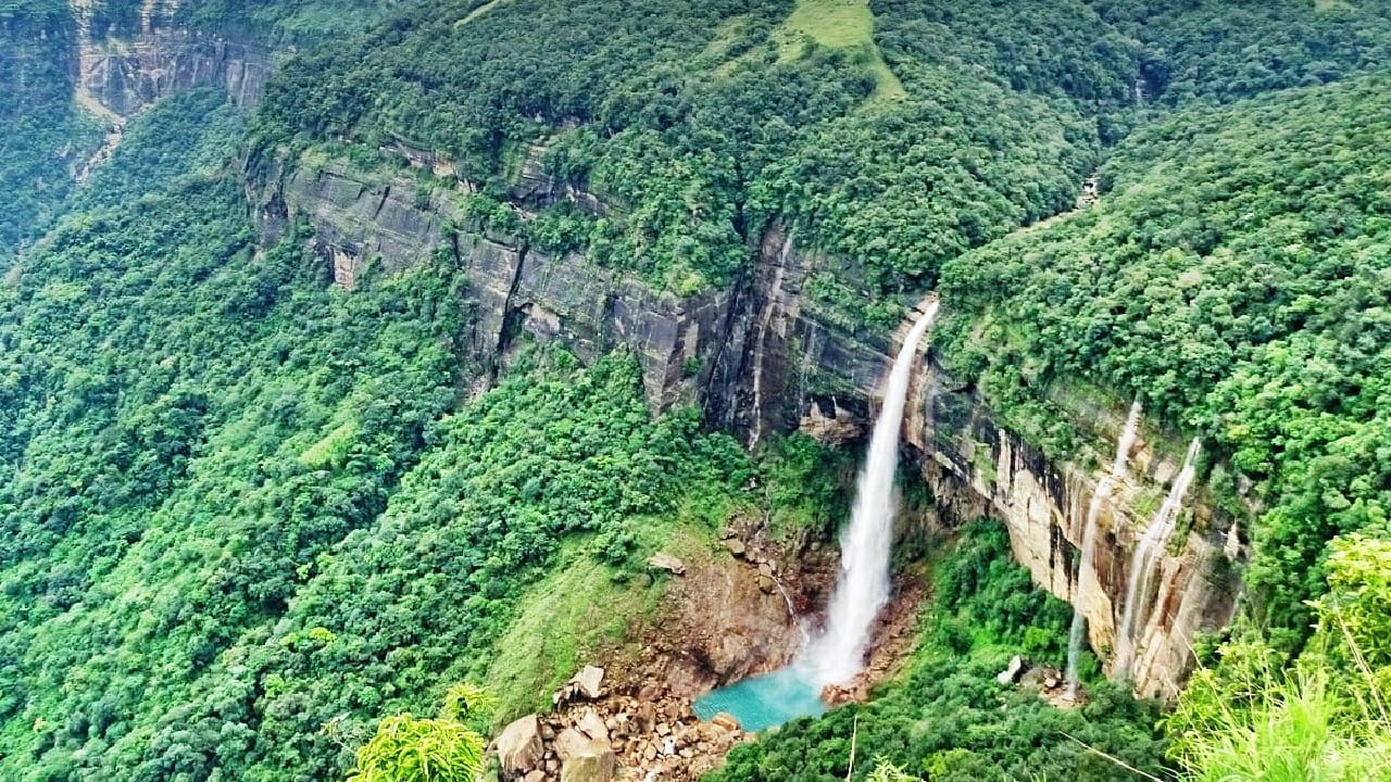 भारतातील सर्वात उंच प्लंज वॉटरफॉल म्हणून ओळखला जाणारा हा धबधबा सुमारे 340 मीटर (1,115 फूट) उंचीवरून कोणत्याही खडकावर न अडता थेट खाली कोसळतो.