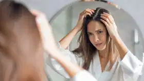 कोणत्या आजारामुळे केस पांढरे होतात? ही लक्षणे दिसताच डॉक्टरांचा सल्ला.