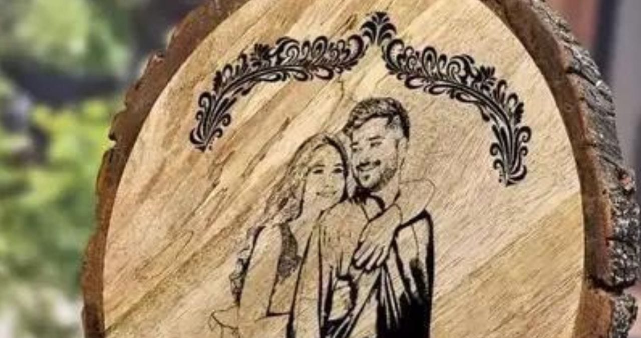 तुम्ही आवडीचा आणि रोमँटिक फोटो फ्रेम बायकोला भेटवस्तू म्हणून देऊ शकता. एखाद्या खास प्रसंगासाठी लाकडी फोटो फ्रेम ही उत्तम भेट मानली जाते.