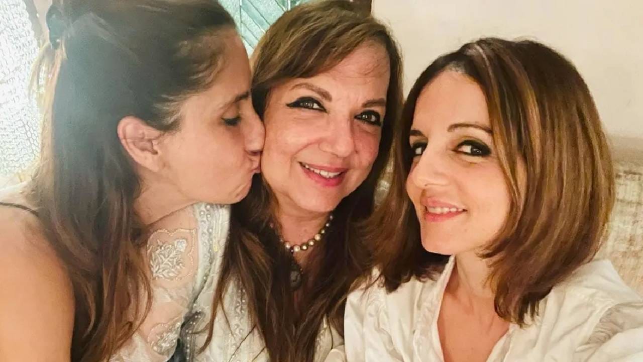 मुस्लीम असून आईच्या पार्थिवावर हिंदू पद्धतीने अंत्यसंस्कार का? संजय खान यांच्या मुलीने सोडलं मौन मुस्लीम असून आईच्या पार्थिवावर हिंदू पद्धतीने अंत्यसंस्कार का? संजय खान यांच्या मुलीने सोडलं मौन