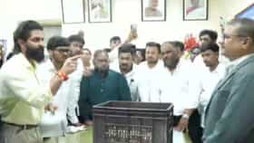 Photo : कागदं फेकले, कांद्याचा ट्रे फेकला, अमित ठाकरेंचा संताप पाहिलात का? पुण्याच्या कॉलेजात फुल्ल राडा!