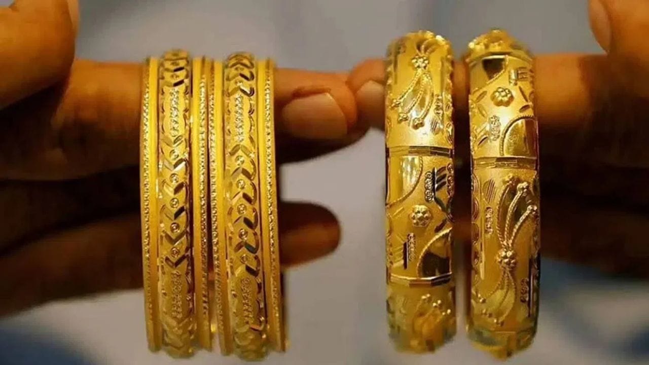 सोन्याचे दर पुन्हा एकदा चांगलेच कडाडले आहेत, सोन्याच्या दरात मोठी तेजी पहायला मिळत असून सलग तीन दिवसांपासून किंमतीमध्ये वाढ सुरू आहे. तर दुसरीकडे चांदीच्या दरात देखील तेजी पहायला मिळत आहे.