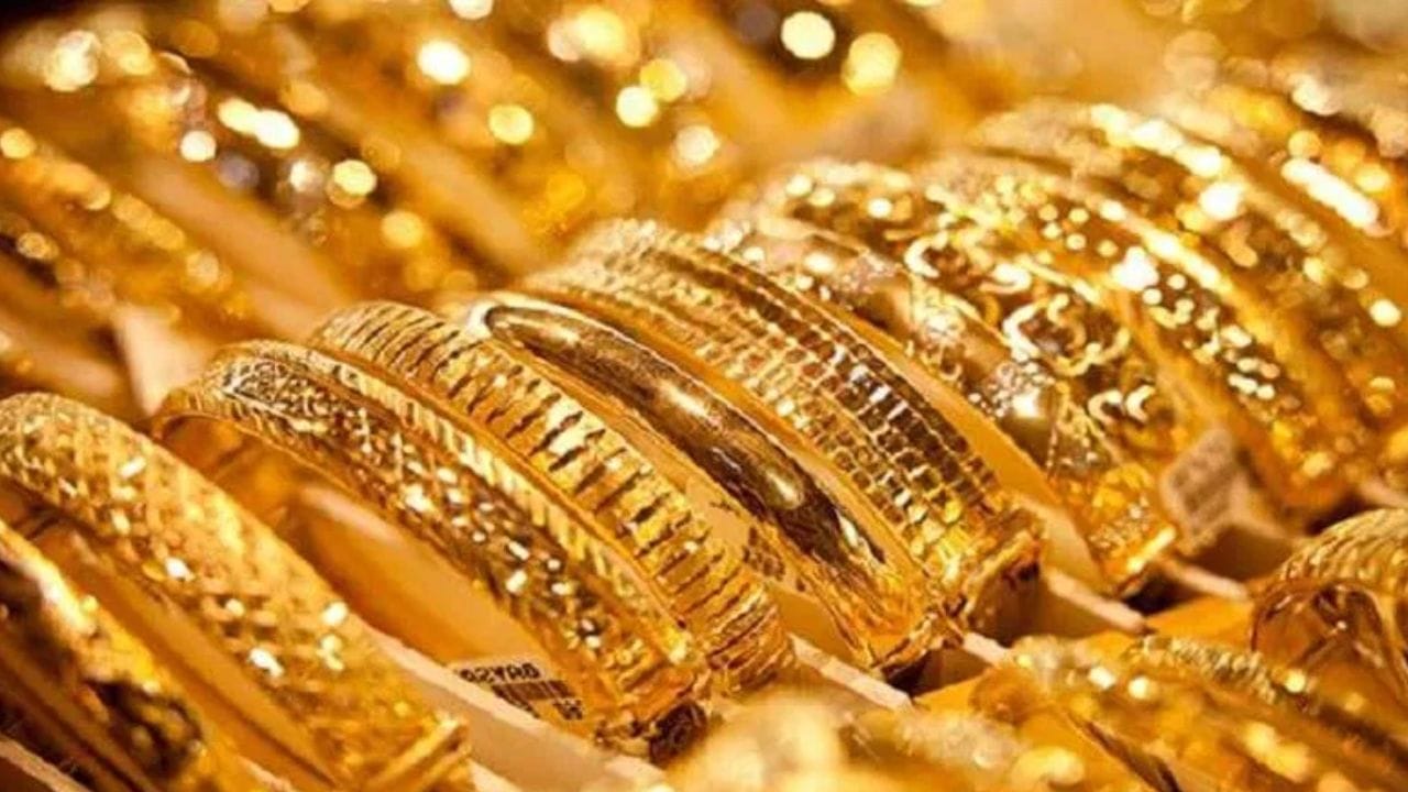 पाकिस्तानमध्ये सध्या स्थितीत 22 कॅरट सोन्याची किंमत प्रती तोळा तब्बल 4,12,154 पाकिस्तानी रुपये एवढी आहे. पाकिस्तामध्ये एक तोळा सोनं हे 11.66 ग्राम एवढं असतं.